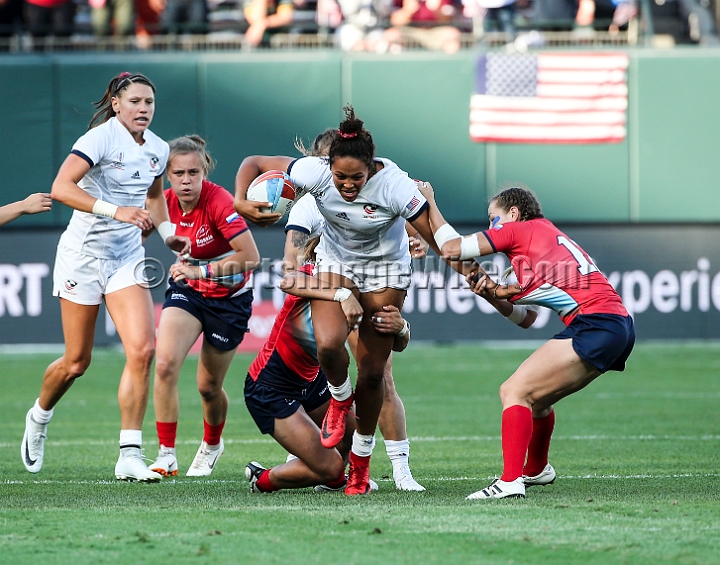 2018RugbySevensFri-37.JPG - Jordan Gray runs for the United States against Russia in the women's quarterfinal match at the 2018 Rugby World Cup Sevens, July 20-22, 2018, held at AT&T Park, San Francisco, CA. USA defeated Russia 33-17.